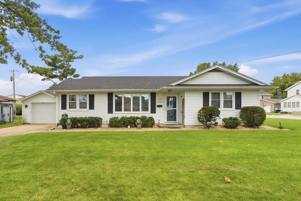 1121 3rd Avenue, De Witt