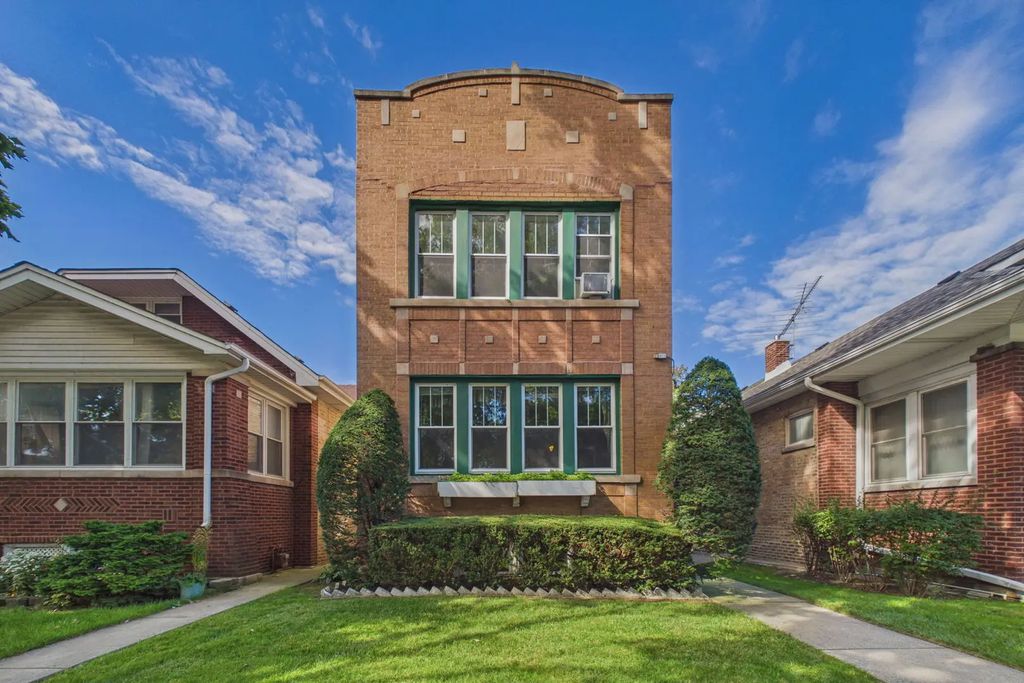 6554 N Campbell Avenue, Chicago
