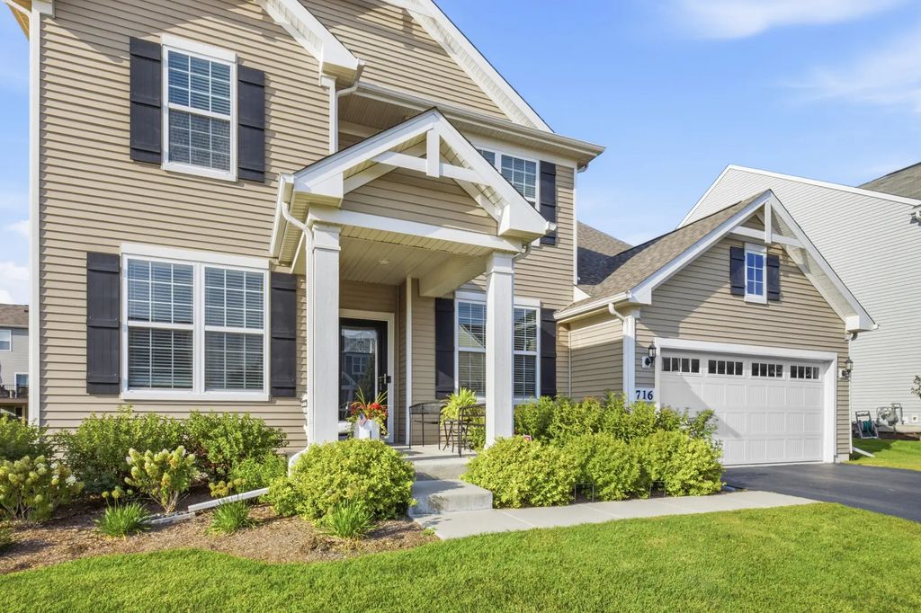 716 Heartland Lane, South Elgin