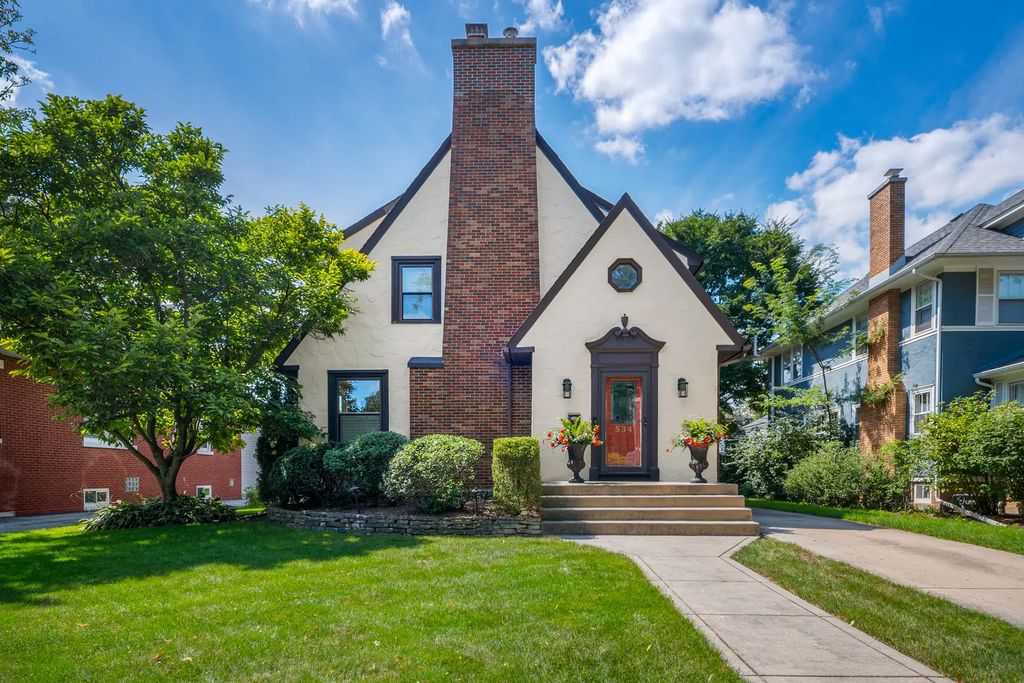 534 N Stone Avenue, La Grange Park