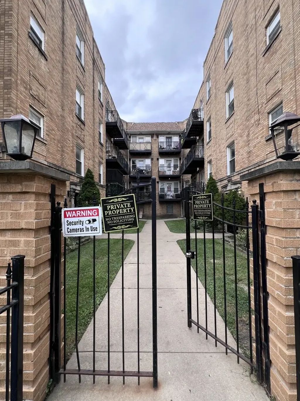 4814 N Avers Avenue G, Chicago
