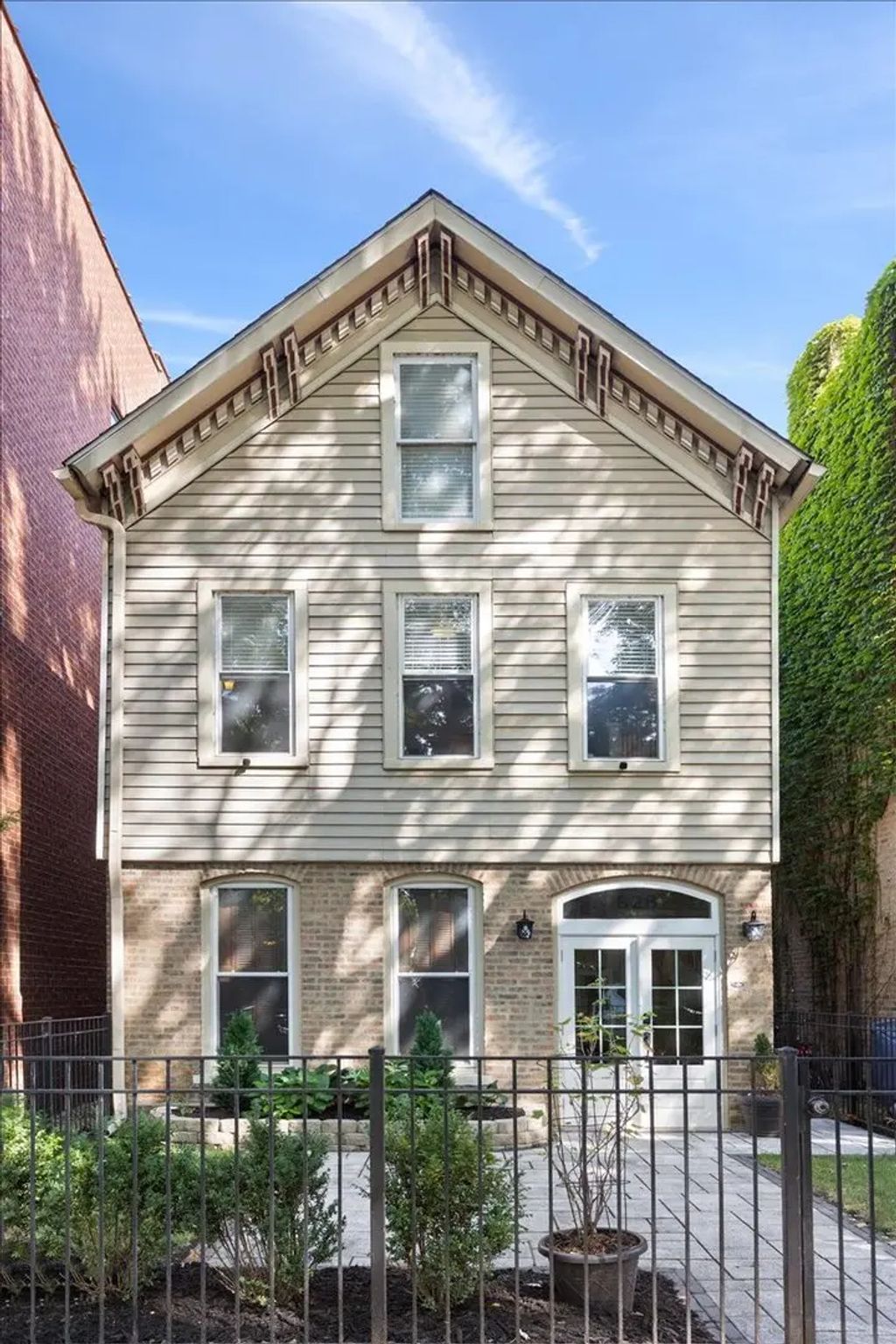 828 W Lill Avenue, Chicago