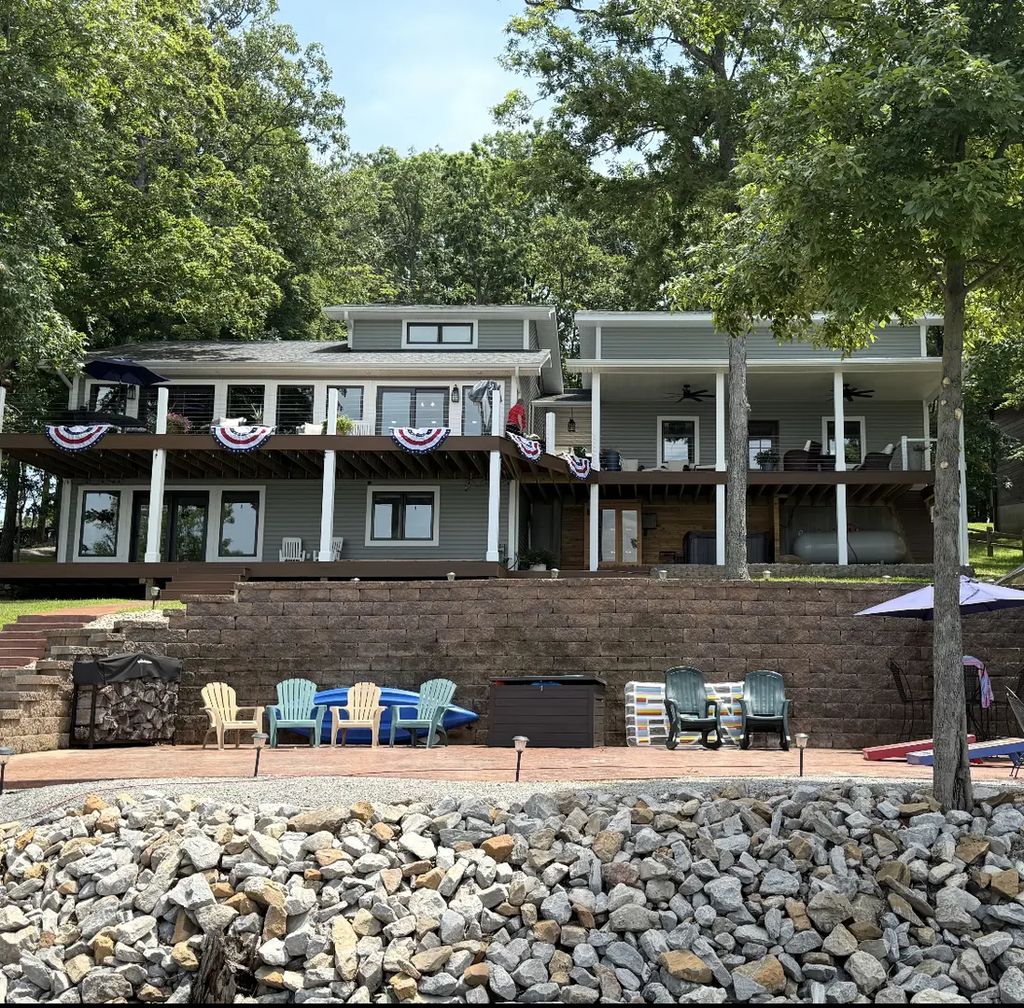 1045 Lakeshore Drive N, Goreville