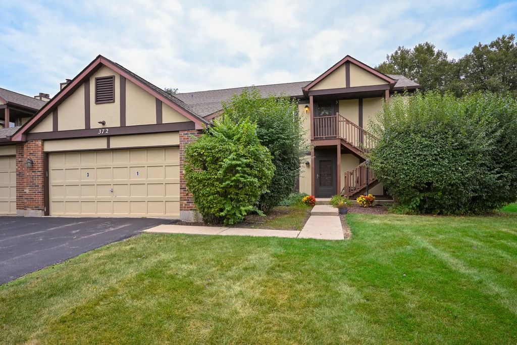 372 Sandhurst Circle 3, Glen Ellyn