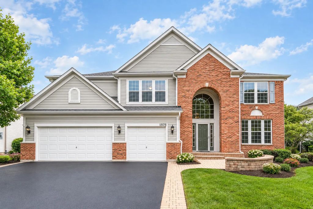 1575 Mcclellan Drive, Lindenhurst