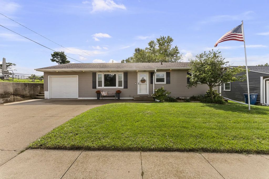 921 14th Street, De Witt