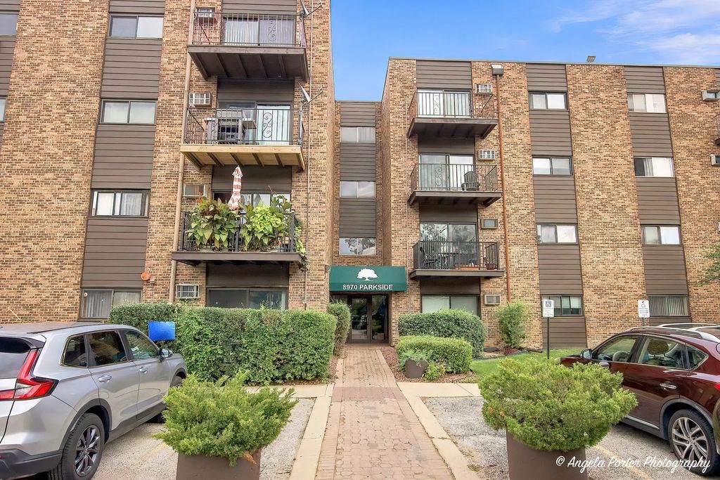 8970 N Parkside Avenue 406, Des Plaines