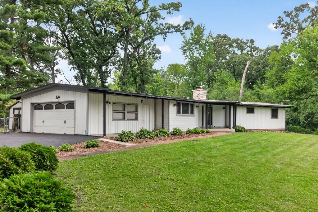 1s670 Winfield Road, Wheaton