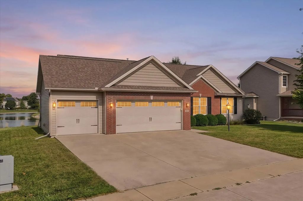 1813 Deer Run Drive, Mahomet