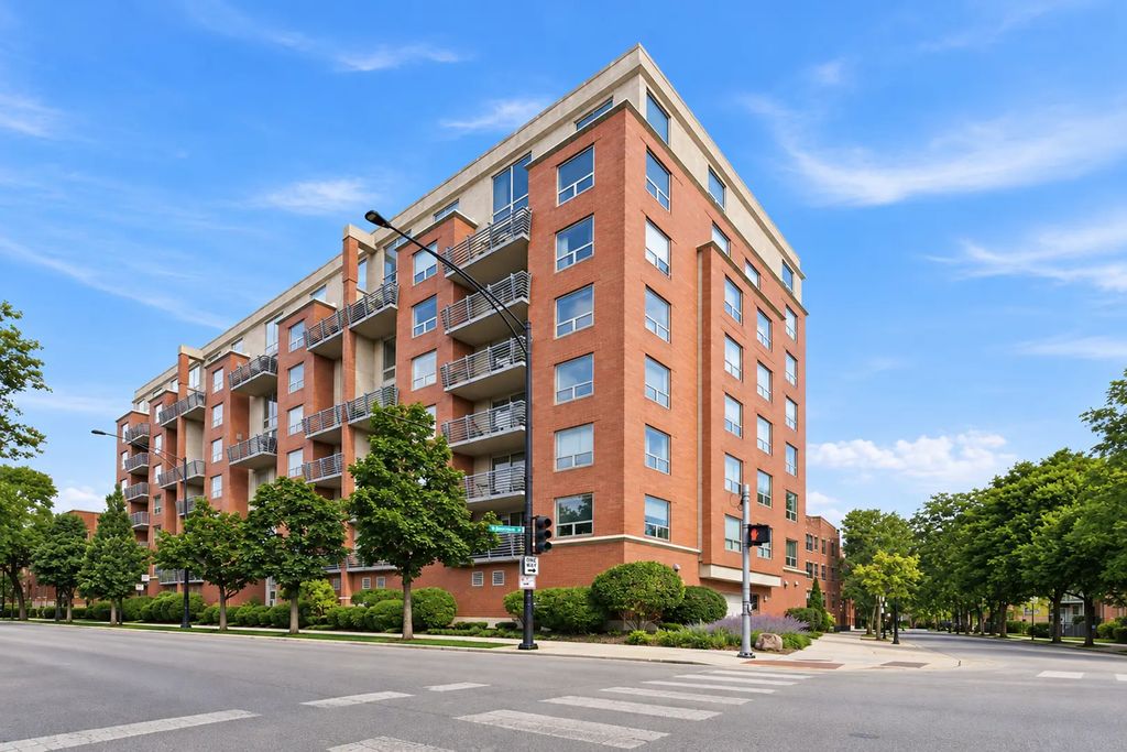 1100 W Montrose Avenue 502, Chicago
