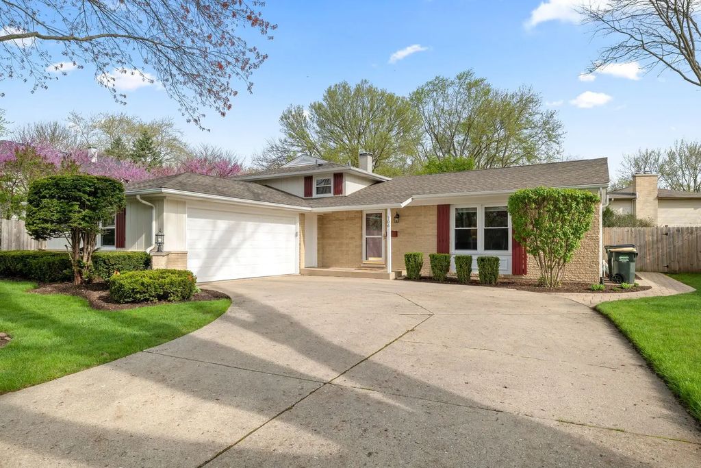 706 E Golf Road, Libertyville
