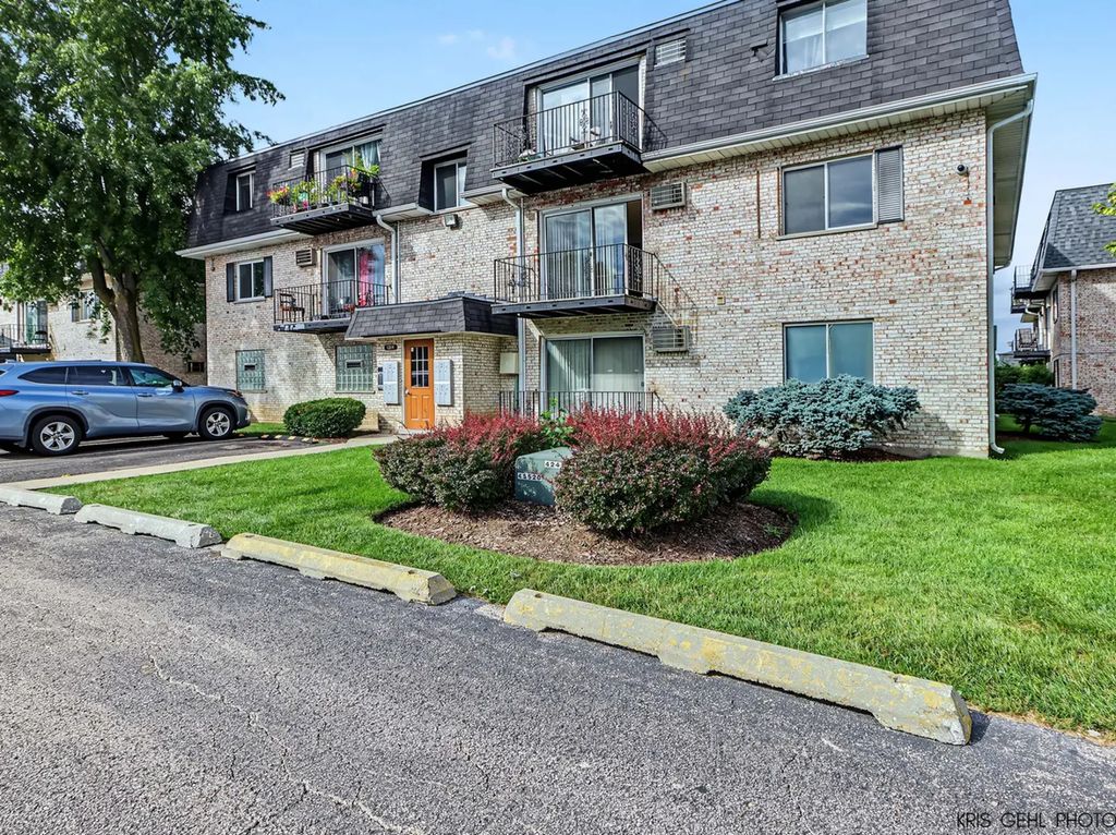 1319 N Baldwin Court 2b, Palatine
