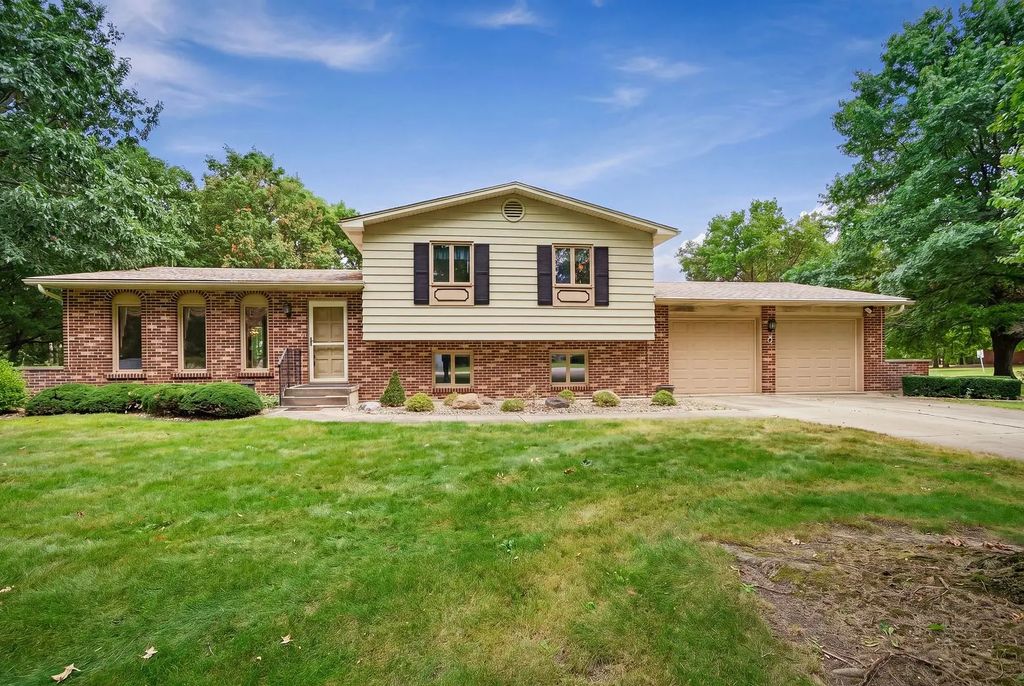 8 Hawthorne Drive, Oswego