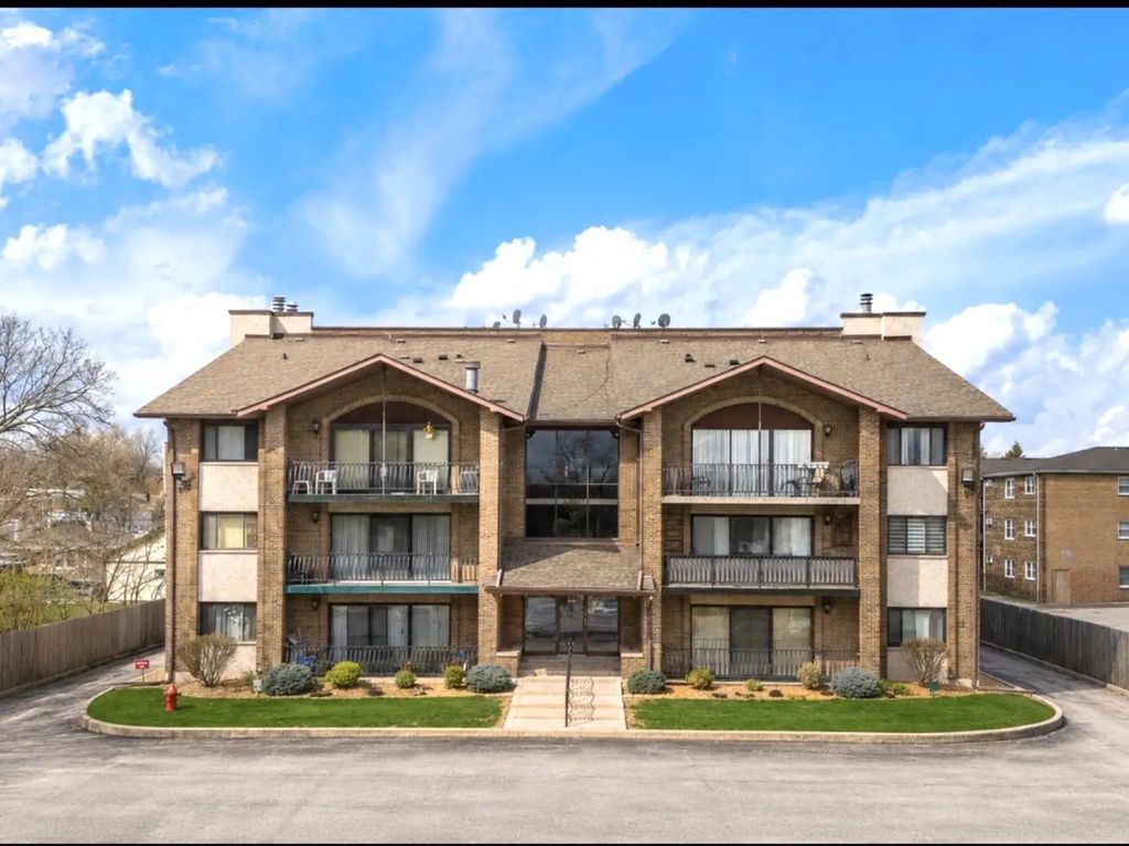 9051 S Roberts Road 205, Hickory Hills