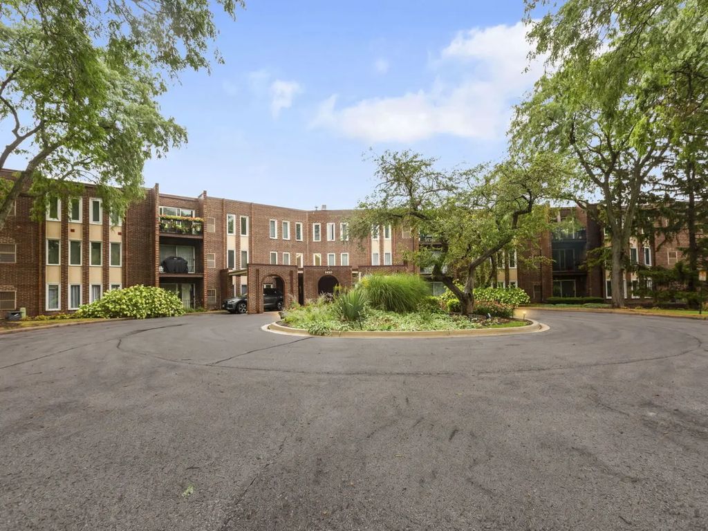 1450 W Sandpebble Drive 347, Wheeling