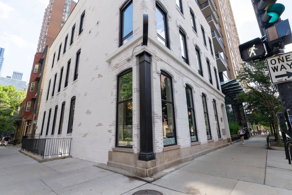 77 W Chestnut Street 3b, Chicago