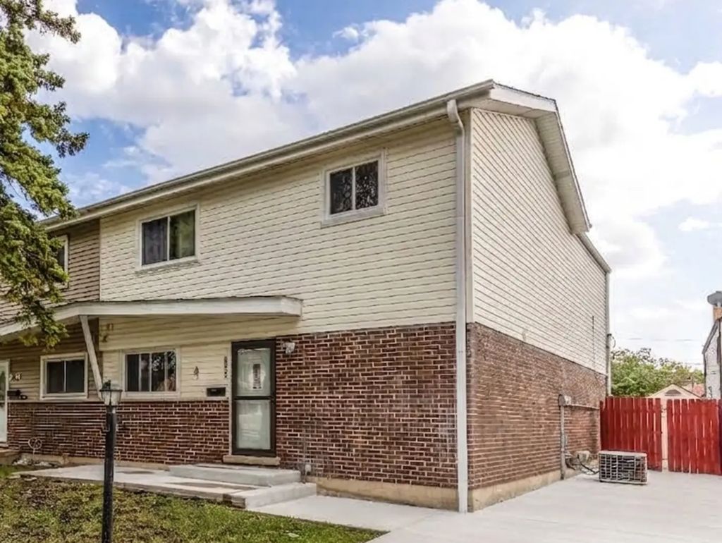 9105 Hollyberry Avenue, Des Plaines