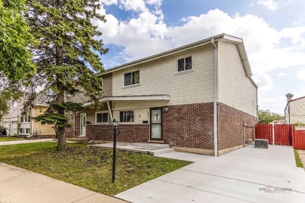 9105 Hollyberry Avenue, Des Plaines