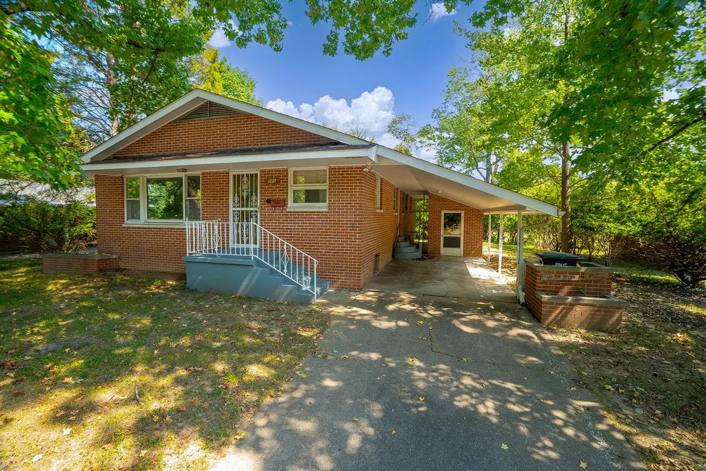 701 S Benwood Drive, Carbondale