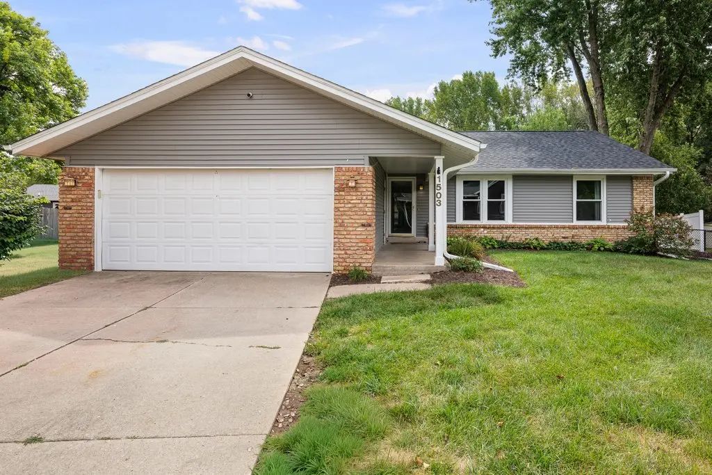 1503 W 46th Place, Davenport