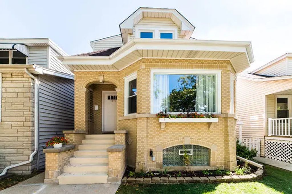 5625 N Menard Avenue, Chicago