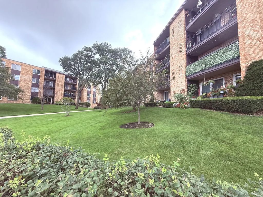 502 W Huntington Commons Road 438, Mount Prospect