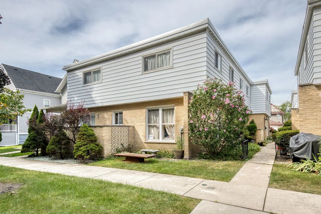 103 Rockford Avenue A, Forest Park