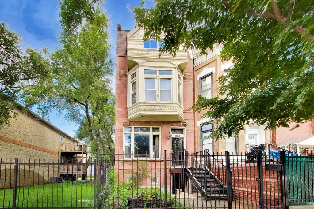 2252 W Warren Boulevard, Chicago