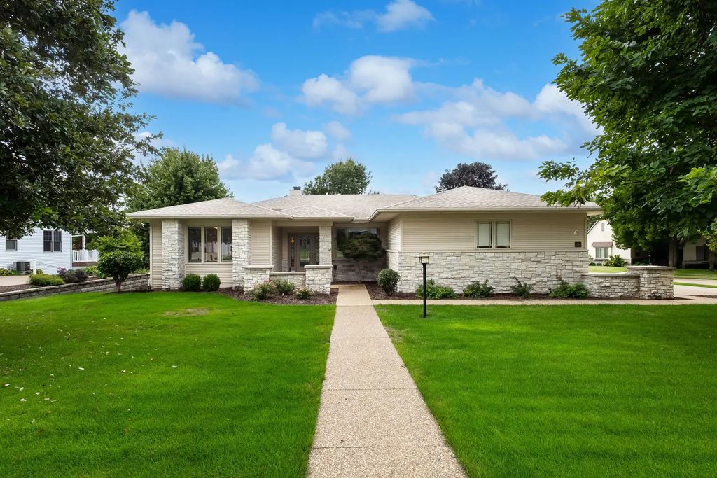 5349 Griffin Lane, Bettendorf