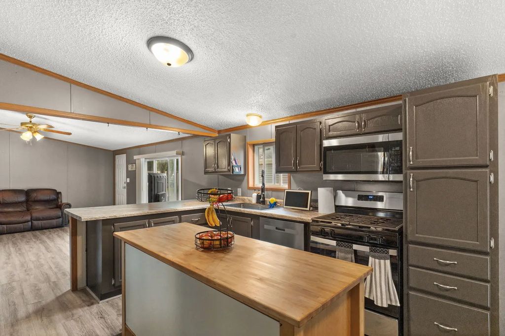 141 Kathryn Ln Sandwich IL listing photo 4