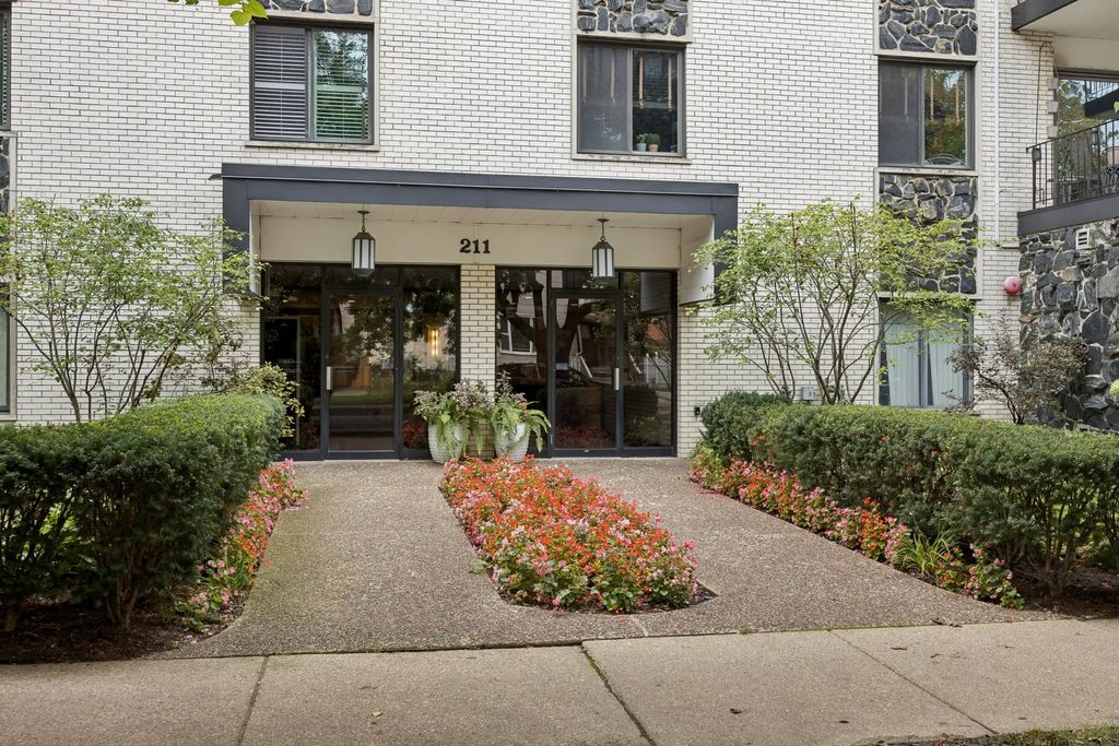 211 Elgin Avenue 5j, Forest Park