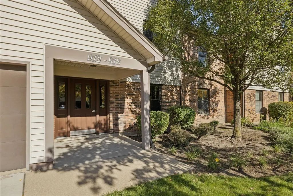 912 Stradford Circle B, Buffalo Grove
