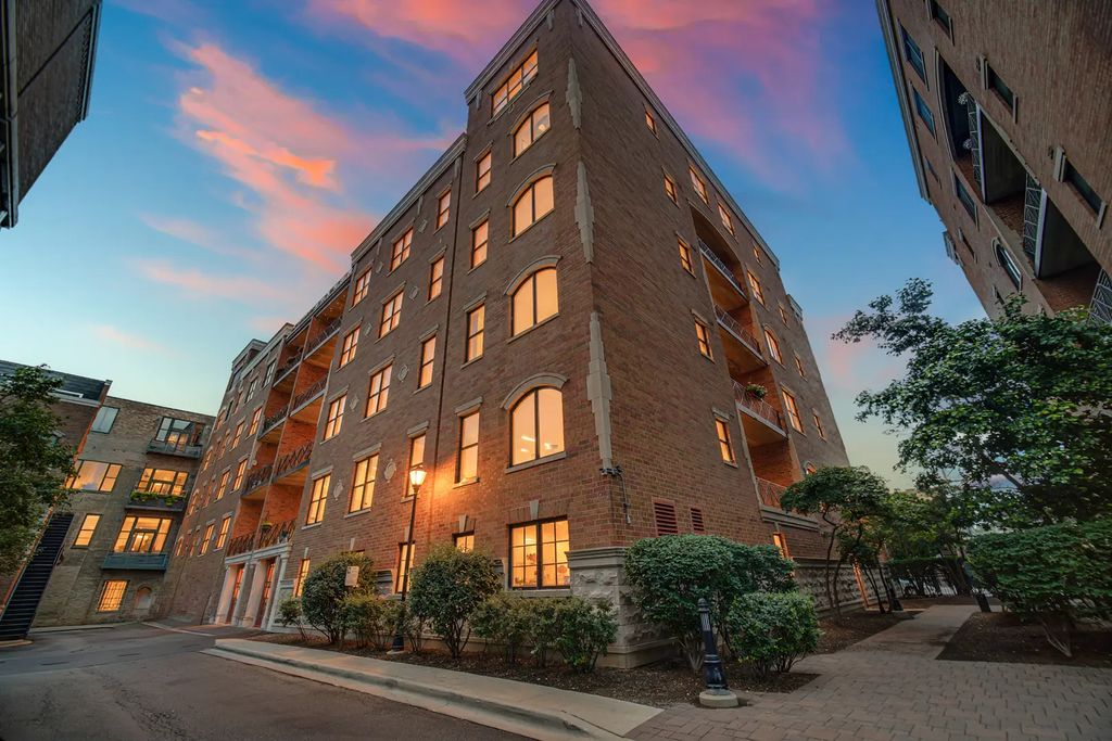 2811 N Bell Avenue 404, Chicago