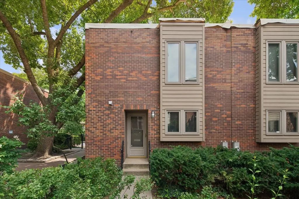 1926 N Larrabee Street, Chicago