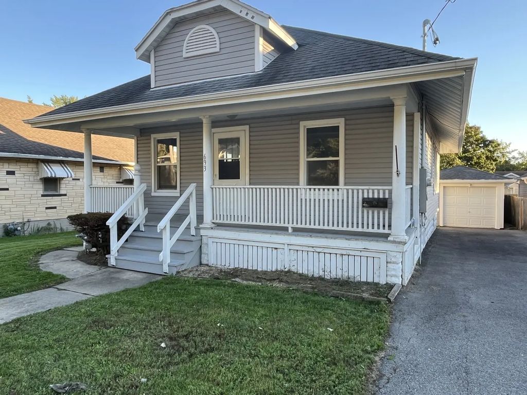 693 E Bluff Street, Marseilles