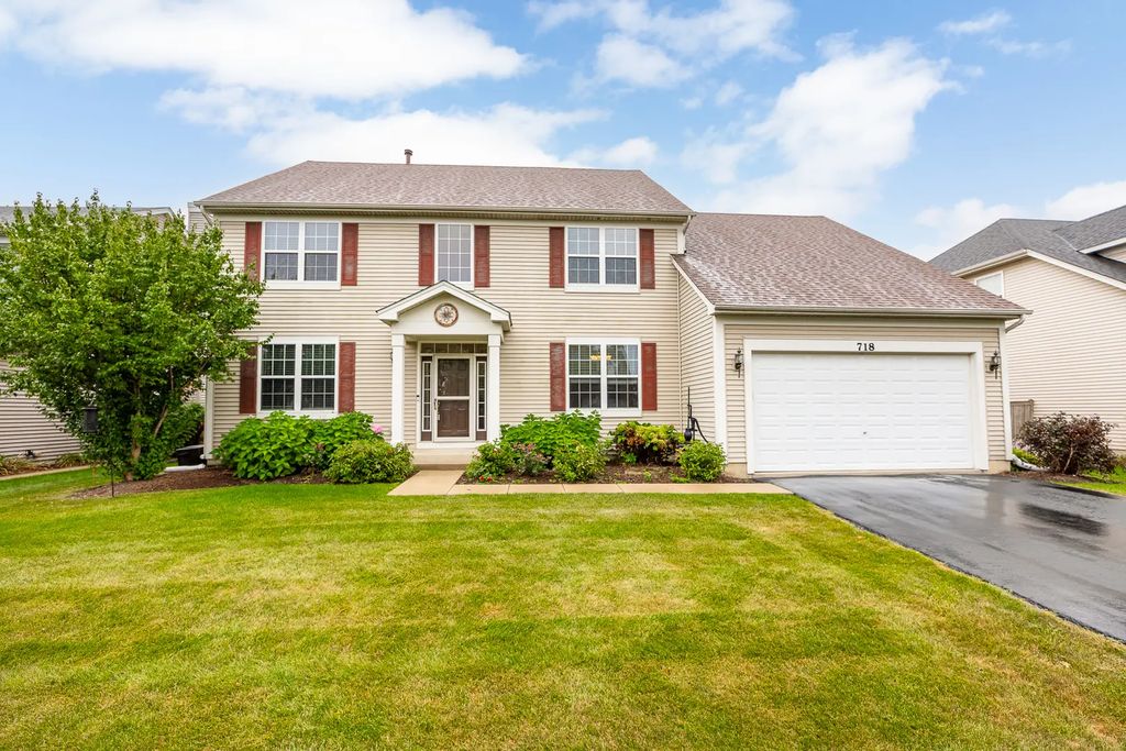718 Versailles Parkway, Oswego