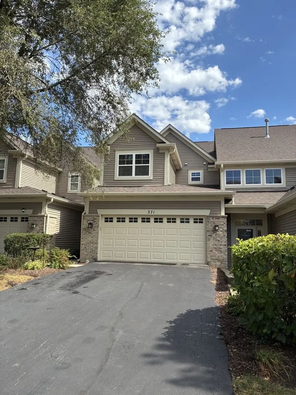371 Hickory Lane, South Elgin