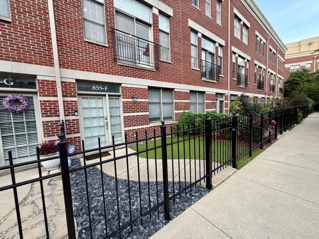 855 N May Street F, Chicago