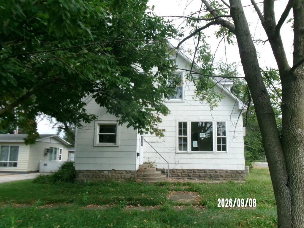 402 W Chestnut Street, Hoopeston