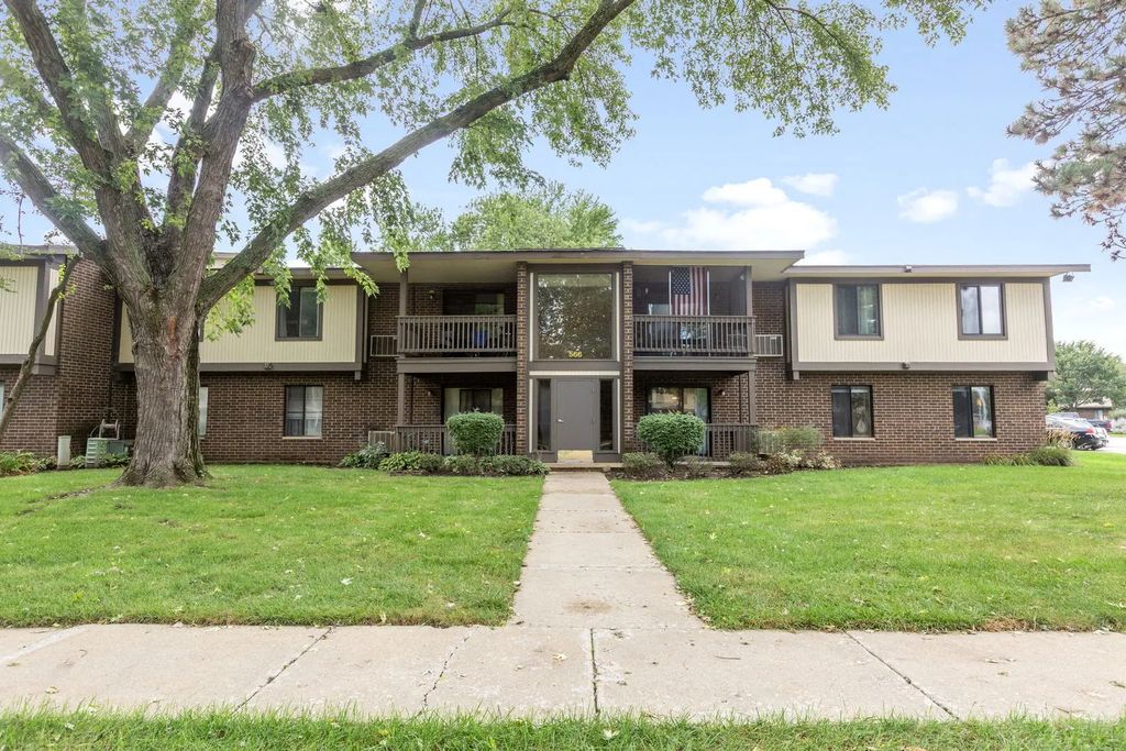 566 Somerset Lane 4, Crystal Lake