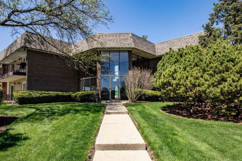 3n550 Crown Road 10, Elmhurst