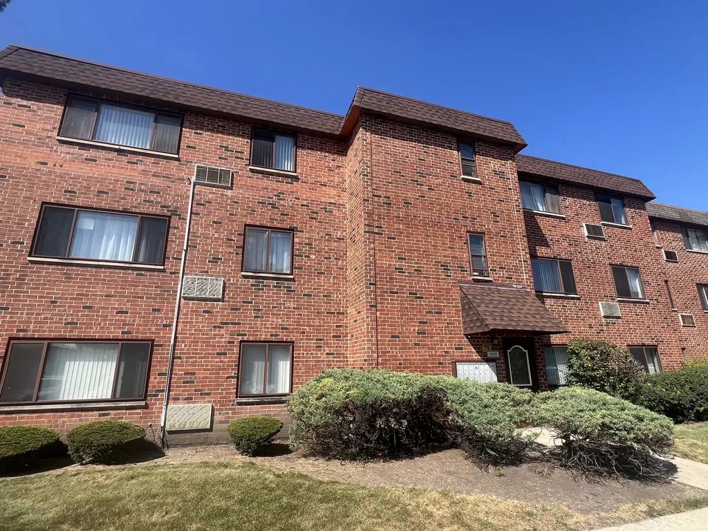 1852 S Anna Marie Drive 303, Mount Prospect