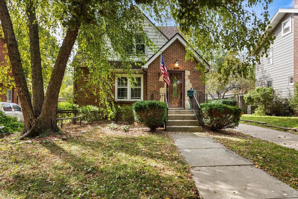 913 W Charles Street, Champaign