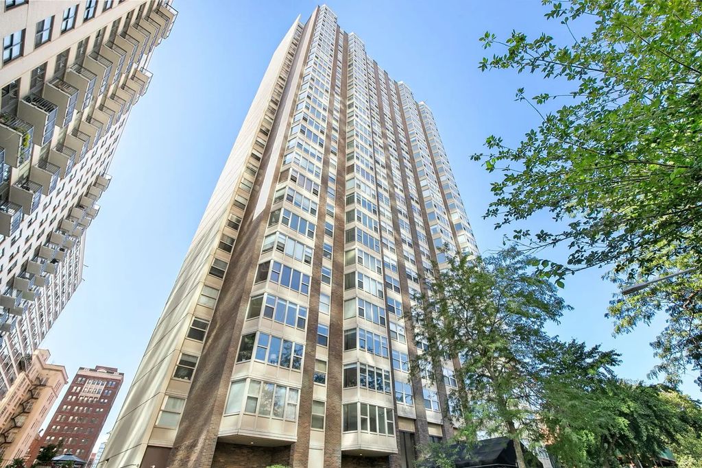 525 W Hawthorne Place 1102, Chicago