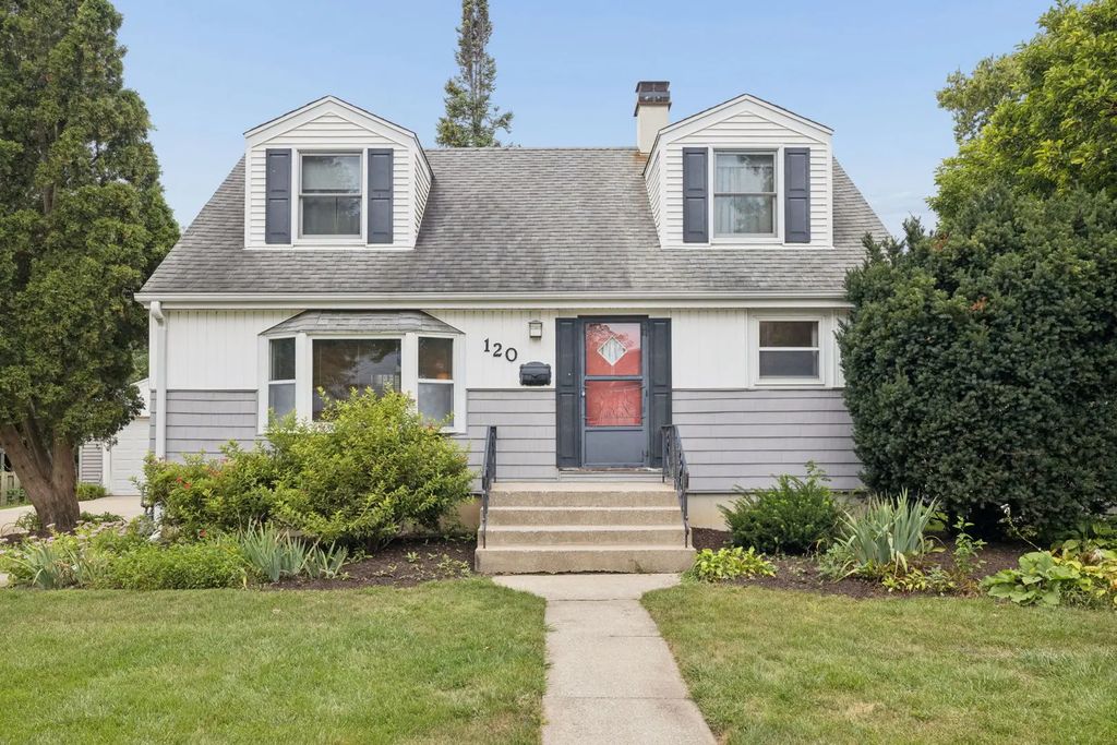 120 Roslyn Road, Westmont