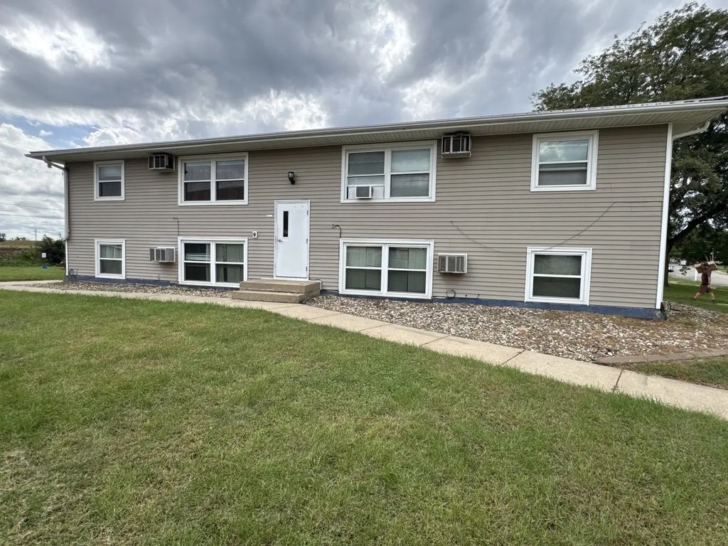 925 1st Street 3, De Witt