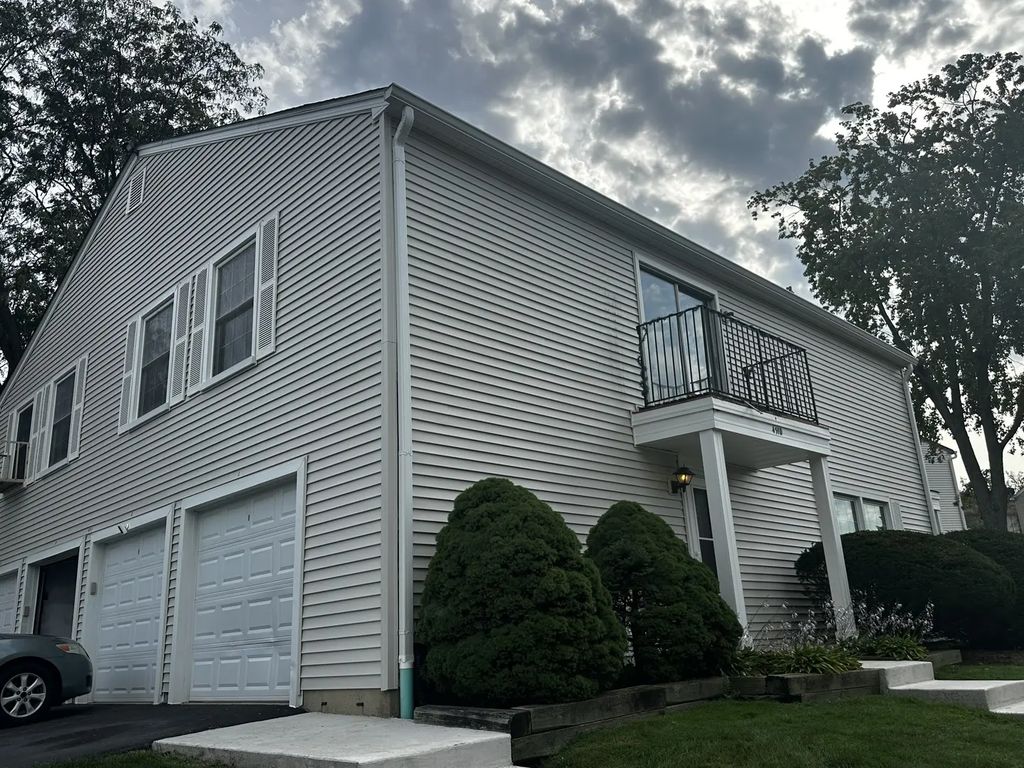 451 James Court D, Glendale Heights