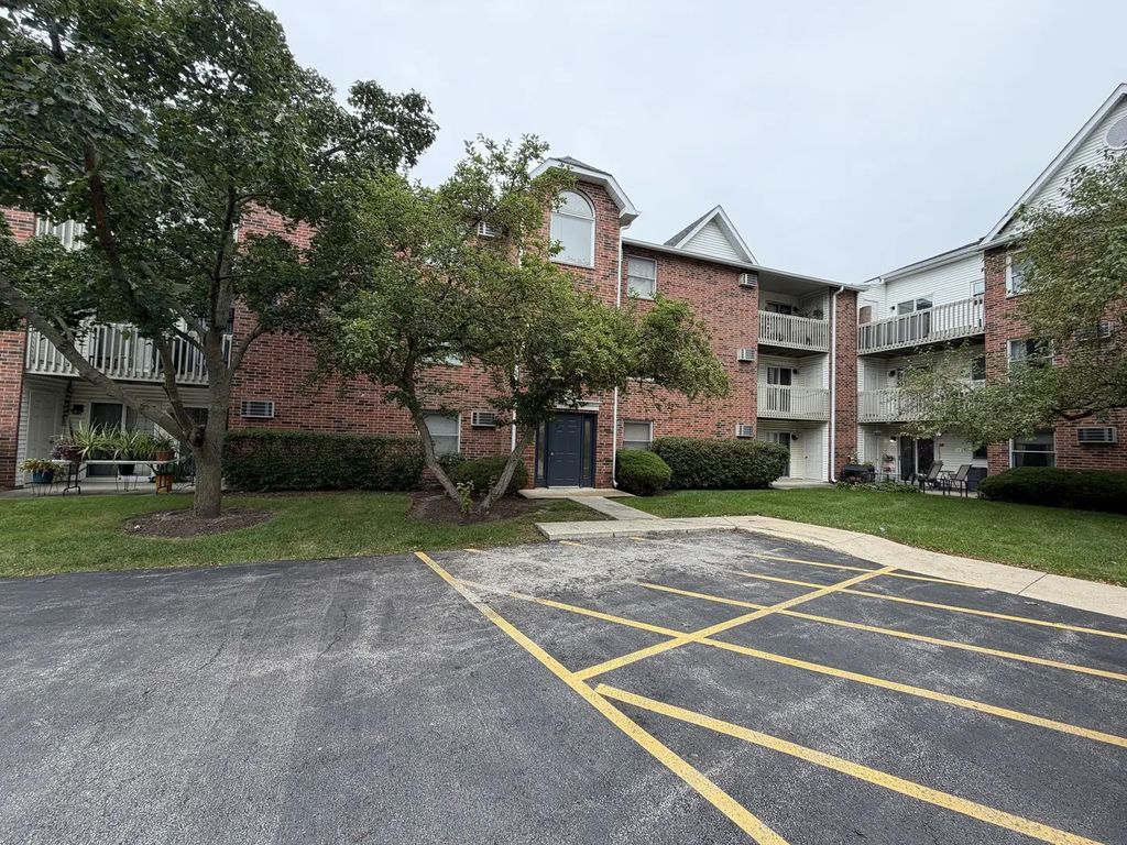 1351 Cunat Court 3b, Lake In The Hills