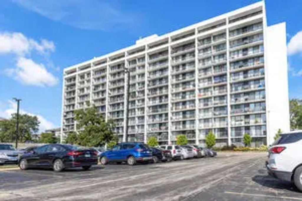 2005 S Finley Road 705, Lombard