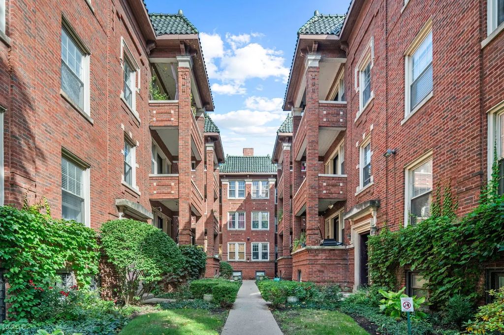 964 W Cuyler Avenue 3s, Chicago